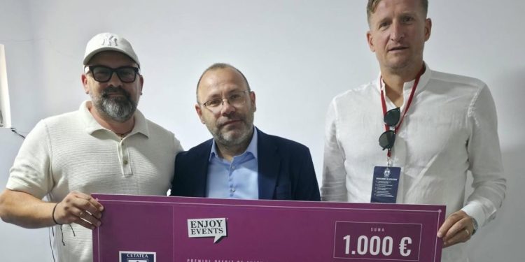 Doi jucători ai Cetății 1932 Suceava, premiați cu cîte 500 de euro de un sucevean care lucrează în Anglia
