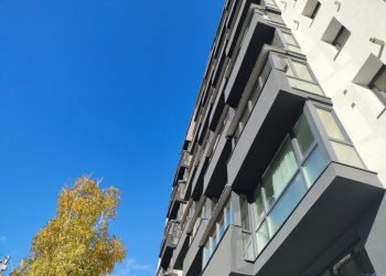 Renovarea energetică a blocului lamă din ”Areni”, încheiată. Lucian Harșovschi, ironie la adresa actualilor conducători ai Primăriei Suceava: Noi am făcut partea grea, ei au înlăturat plăcuța cu ”Atenție, cade tencuiala!”