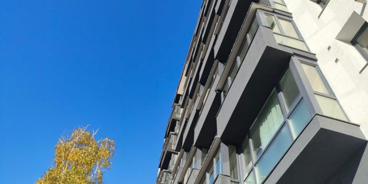 Renovarea energetică a blocului lamă din ”Areni”, încheiată. Lucian Harșovschi, ironie la adresa actualilor conducători ai Primăriei Suceava: Noi am făcut partea grea, ei au înlăturat plăcuța cu ”Atenție, cade tencuiala!”