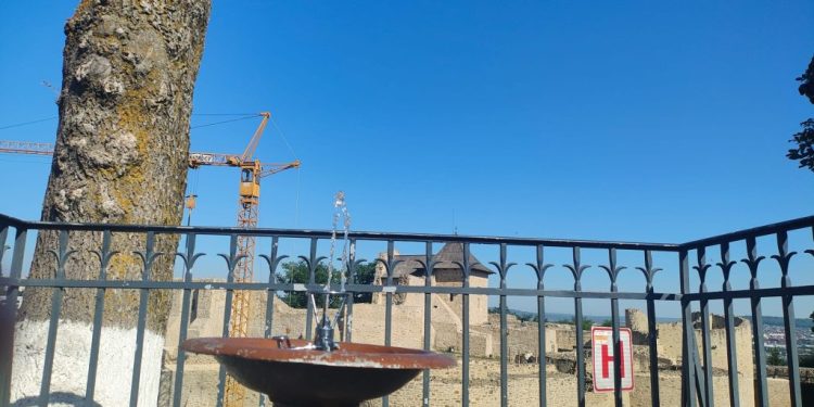 Emil Ursu: Am militat pentru ca cișmeaua de la Cetatea de Scaun să rămînă funcțională. S-a mai stricat. Am fost acuzat că sînt în cîrdășie cu terasele ca să-și vîndă apa minerală