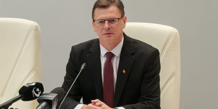 În 6 luni, la Vama Siret au fost confiscați numai 14 litri de băuturi alcoolice. Au fost confiscate și 307 piei de rîs și jder în valoare de 115.000 de lei