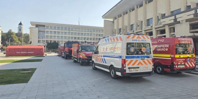 Cort dotat cu echipamente necesare pentru gestionarea cazurilor de deshidratare și hipertermie, inclusiv cu aer condiționat, în centrul Sucevei