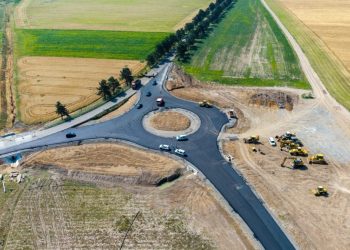 A început turnarea ultimului strat de asfalt pe noul drum spre Aeroportul Suceava. Gheorghe Șoldan: Drumul ar putea fi deschis circulației încă din acest an