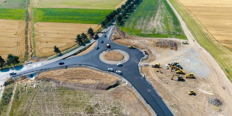 A început turnarea ultimului strat de asfalt pe noul drum spre Aeroportul Suceava. Gheorghe Șoldan: Drumul ar putea fi deschis circulației încă din acest an
