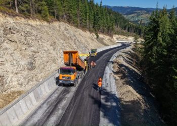 Scurtătură de 92 de kilometri între Vatra Dornei și Toplița. Gheorghe Șoldan: Lucrările la drumul județean Panaci – Bilbor au depășit 90% și vor fi gata în această toamnă