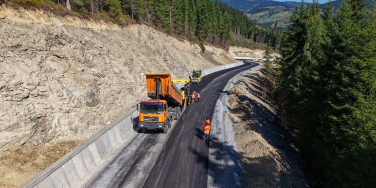 Scurtătură de 92 de kilometri între Vatra Dornei și Toplița. Gheorghe Șoldan: Lucrările la drumul județean Panaci – Bilbor au depășit 90% și vor fi gata în această toamnă