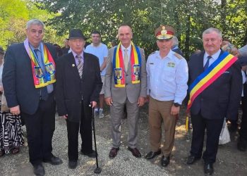 La 89 de ani, veteranul de război Dumitru Davidel, la o ceremonie dedicată eroilor, în județul Mureș. A fost prezent și primarul de la Cornu Luncii, Gheorghe Fron