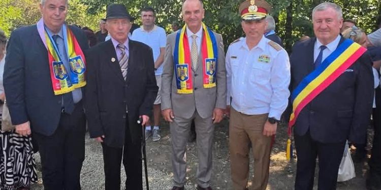 La 89 de ani, veteranul de război Dumitru Davidel, la o ceremonie dedicată eroilor, în județul Mureș. A fost prezent și primarul de la Cornu Luncii, Gheorghe Fron
