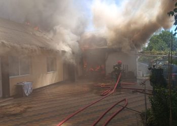 Incendiu pe strada Gheorghe Doja din Suceava. Doi copii și doi vîrstnici, salvați de jandarmi