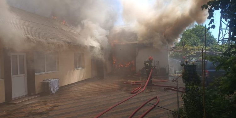 Incendiu pe strada Gheorghe Doja din Suceava. Doi copii și doi vîrstnici, salvați de jandarmi
