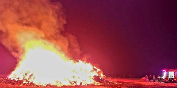 Peste 1.000 de baloți de lucernă și paie au ars într-un incendiu, la Salcea