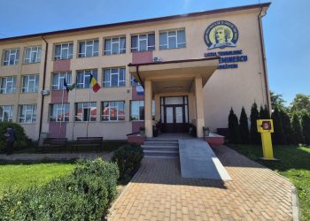 Liceul din Dumbrăveni a primit un defibrilator donat de un fost absolvent