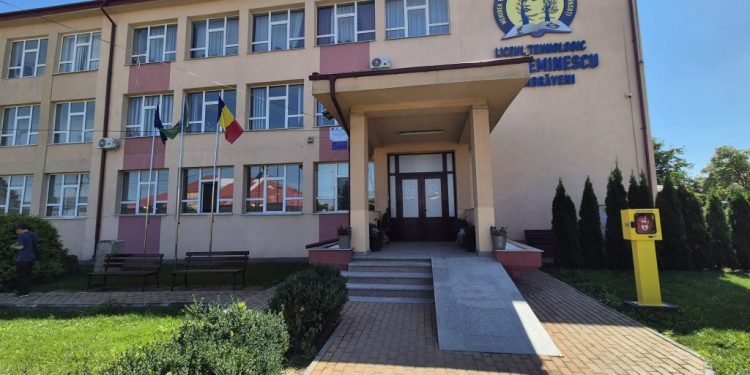 Liceul din Dumbrăveni a primit un defibrilator donat de un fost absolvent