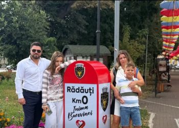 Primarul Rădăuților, Bogdan Loghin, invitație la făcut fotografii cu borna din centrul orașului, ”pentru ca pozele dumneavoastră să fie distribuite pe tot mapamondul”