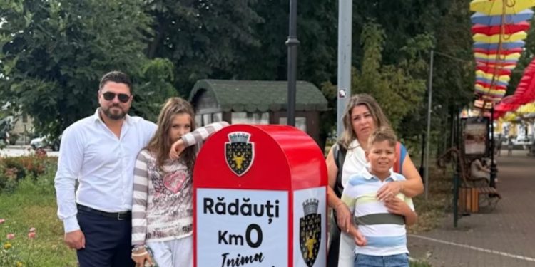 Primarul Rădăuților, Bogdan Loghin, invitație la făcut fotografii cu borna din centrul orașului, ”pentru ca pozele dumneavoastră să fie distribuite pe tot mapamondul”