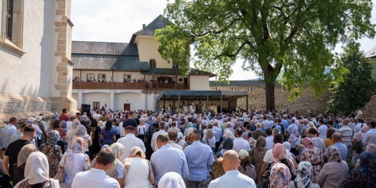 Numeroși credincioși, la hramul Mănăstirii Slatina, prima ctitorie a lui Alexandru Lăpușneanu. La Slatina au loc și Zilele Comunei