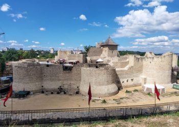 Lume peste lume, în Cetatea de Scaun a Sucevei, la deschiderea Festivalului de Artă Medievală. Mult mai multă lume ca anul trecut (Fotografia de astăzi de la Cetate)