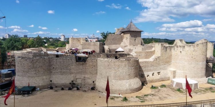 Lume peste lume, în Cetatea de Scaun a Sucevei, la deschiderea Festivalului de Artă Medievală. Mult mai multă lume ca anul trecut (Fotografia de astăzi de la Cetate)