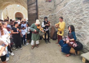 Lume peste lume, în Cetatea de Scaun a Sucevei, la deschiderea Festivalului de Artă Medievală. Mult mai multă lume ca anul trecut (Fotografia de astăzi de la Cetate)