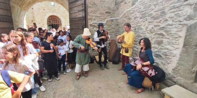 Lume peste lume, în Cetatea de Scaun a Sucevei, la deschiderea Festivalului de Artă Medievală. Mult mai multă lume ca anul trecut (Fotografia de astăzi de la Cetate)