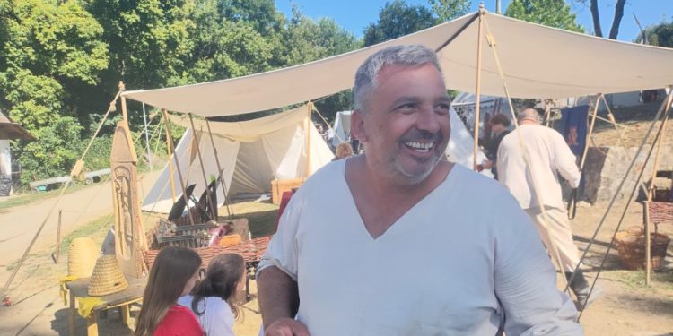 Miedul, comercializat în premieră la Festivalul de Artă Medievală de la Cetatea de Scaun a Sucevei. Cristi Stan: Prin fermentare obținem o băutură foarte concentrată, benefică pentru sănătate