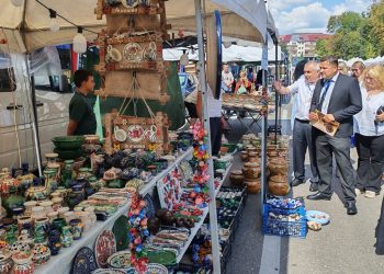 Meșteri olari din toată țara, dar și din Republica Moldova, la Rădăuți, la Tîrgul ”Ochiul de Păun”. Vor fi și spectacole. Sîmbătă va cînta Pavel Stratan