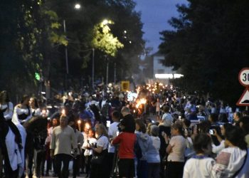Străzile Sucevei, pline de oameni, la parada cu făclii a domnițelor și cavalerilor participanți la Festivalul de Artă Medievală ”Ștefan cel Mare” (Foto)