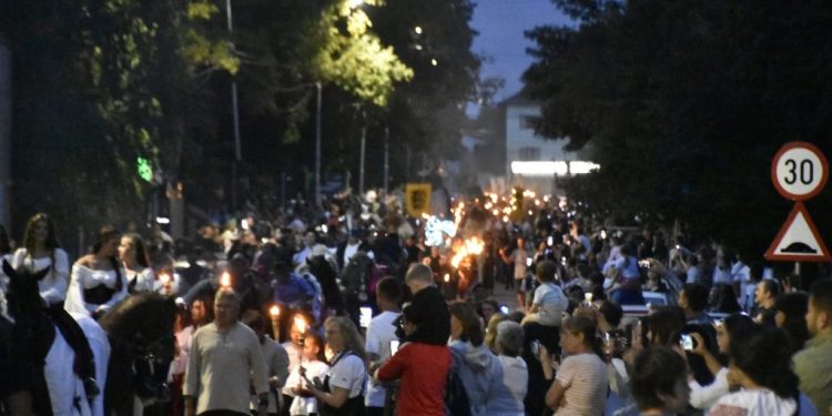 Străzile Sucevei, pline de oameni, la parada cu făclii a domnițelor și cavalerilor participanți la Festivalul de Artă Medievală ”Ștefan cel Mare” (Foto)