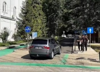 Vatra Dornei. O parcare cu 200 de locuri, aproape finalizată. Primarul Rîpan: Se lucrează la iluminatul public, la barierele de acces și la aparatele de plată