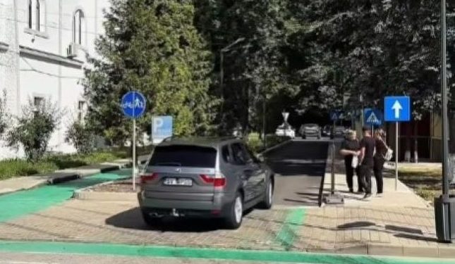 Vatra Dornei. O parcare cu 200 de locuri, aproape finalizată. Primarul Rîpan: Se lucrează la iluminatul public, la barierele de acces și la aparatele de plată