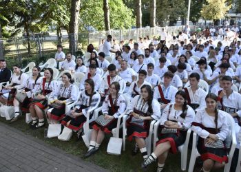 Discursuri, diplome și flori, la sediul PNL Suceava, la un eveniment dedicat tinerilor (Foto)