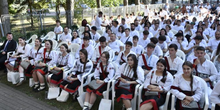 Discursuri, diplome și flori, la sediul PNL Suceava, la un eveniment dedicat tinerilor (Foto)