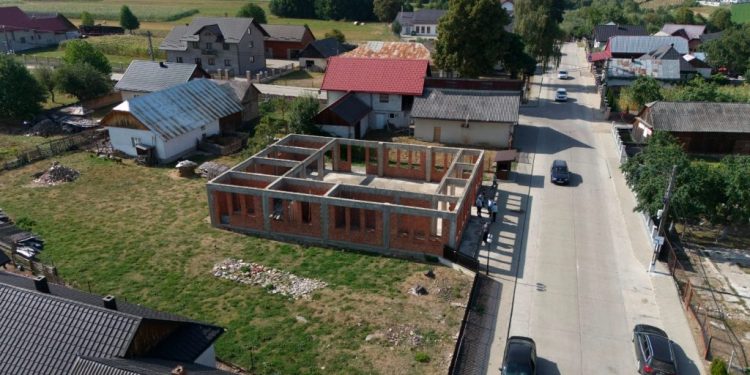 Aproape 15 milioane de lei, pentru drumurile din Poieni-Solca. Se construiește și un nou așezămînt cultural