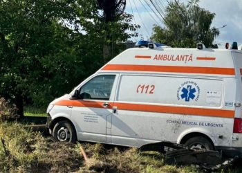 Autosanitară accidentată la Ipotești, pacienta și asistenta medicală au fost transportate la UPU