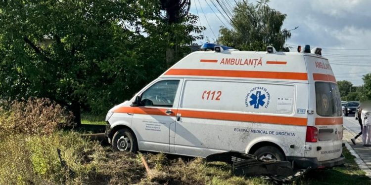Autosanitară accidentată la Ipotești, pacienta și asistenta medicală au fost transportate la UPU