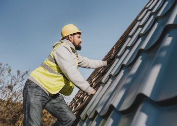 Cât costă repararea unui acoperiș care prezintă infiltrații și ce influențează prețul în București