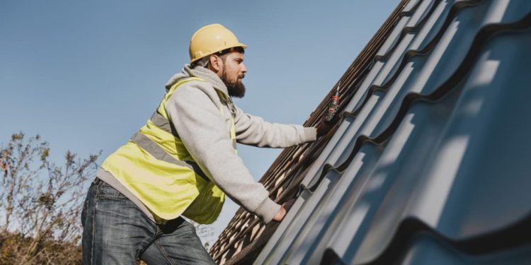 Cât costă repararea unui acoperiș care prezintă infiltrații și ce influențează prețul în București