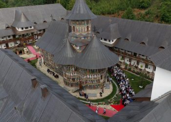 Mii de credincioși, la hramul Mănăstirii Sihăstria Râșcăi. Cu acest prilej, Gheorghe Șoldan a primit Ordinul „Sfîntul Mucenic Ioan cel Nou de la Suceava”