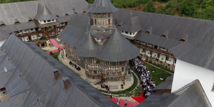 Mii de credincioși, la hramul Mănăstirii Sihăstria Râșcăi. Cu acest prilej, Gheorghe Șoldan a primit Ordinul „Sfîntul Mucenic Ioan cel Nou de la Suceava”