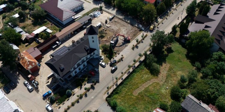 Investiții de aproape 15 milioane de lei sînt în derulare la Solca. Printre altele, pe amplasamentul fostului cinematograf se construiește o casă de cultură