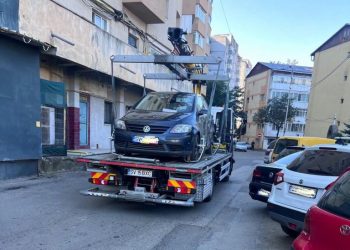 Mașină ridicată de pe Aleea Lalelelor, după ce a blocat circulația. Poliția Locală Suceava anunță că va continua astfel de acțiuni