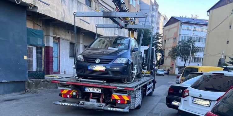 Mașină ridicată de pe Aleea Lalelelor, după ce a blocat circulația. Poliția Locală Suceava anunță că va continua astfel de acțiuni