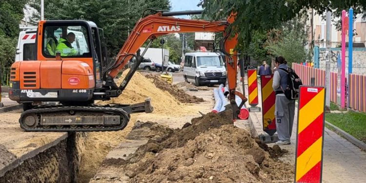 Lucrări la magistrala de apă pe strada Grigore Ureche din Suceava. Materialele au o durată de viață garantată de cel puțin 50 de ani