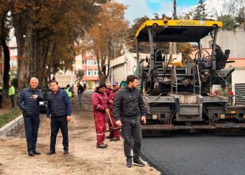 Au început lucrările de asfaltare pe două străzi din Rădăuți. Primarul Bogdan Loghin: Continuăm să muncim și să demonstrăm, pas cu pas, că toate demersurile noastre sînt îndreptate către comunitate (FOTO)