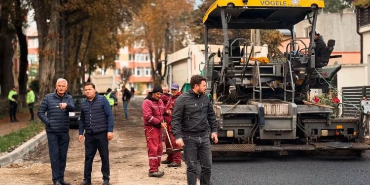 Au început lucrările de asfaltare pe două străzi din Rădăuți. Primarul Bogdan Loghin: Continuăm să muncim și să demonstrăm, pas cu pas, că toate demersurile noastre sînt îndreptate către comunitate (FOTO)