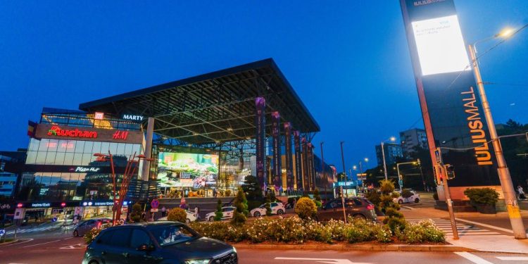 IULIUS devine primul operator național de malluri care integrează Generatik, platforma care digitalizează publicitatea indoor din România