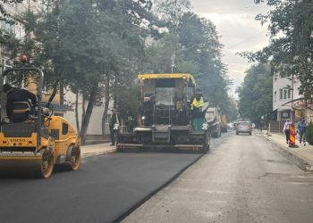 Asfaltări în această noapte pe strada Tineretului. Șoferii, rugați să nu parcheze pe această stradă