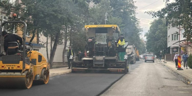 Asfaltări în această noapte pe strada Tineretului. Șoferii, rugați să nu parcheze pe această stradă