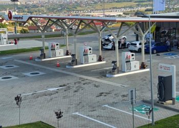 Pe ruta ocolitoare a Sucevei s-au deschis două benzinării. În cele două parcări unde se află benzinăriile există 49 de locuri de parcare