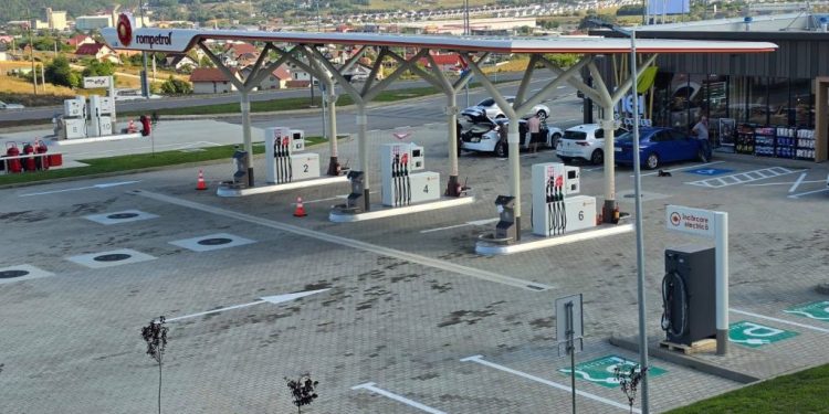 Pe ruta ocolitoare a Sucevei s-au deschis două benzinării. În cele două parcări unde se află benzinăriile există 49 de locuri de parcare